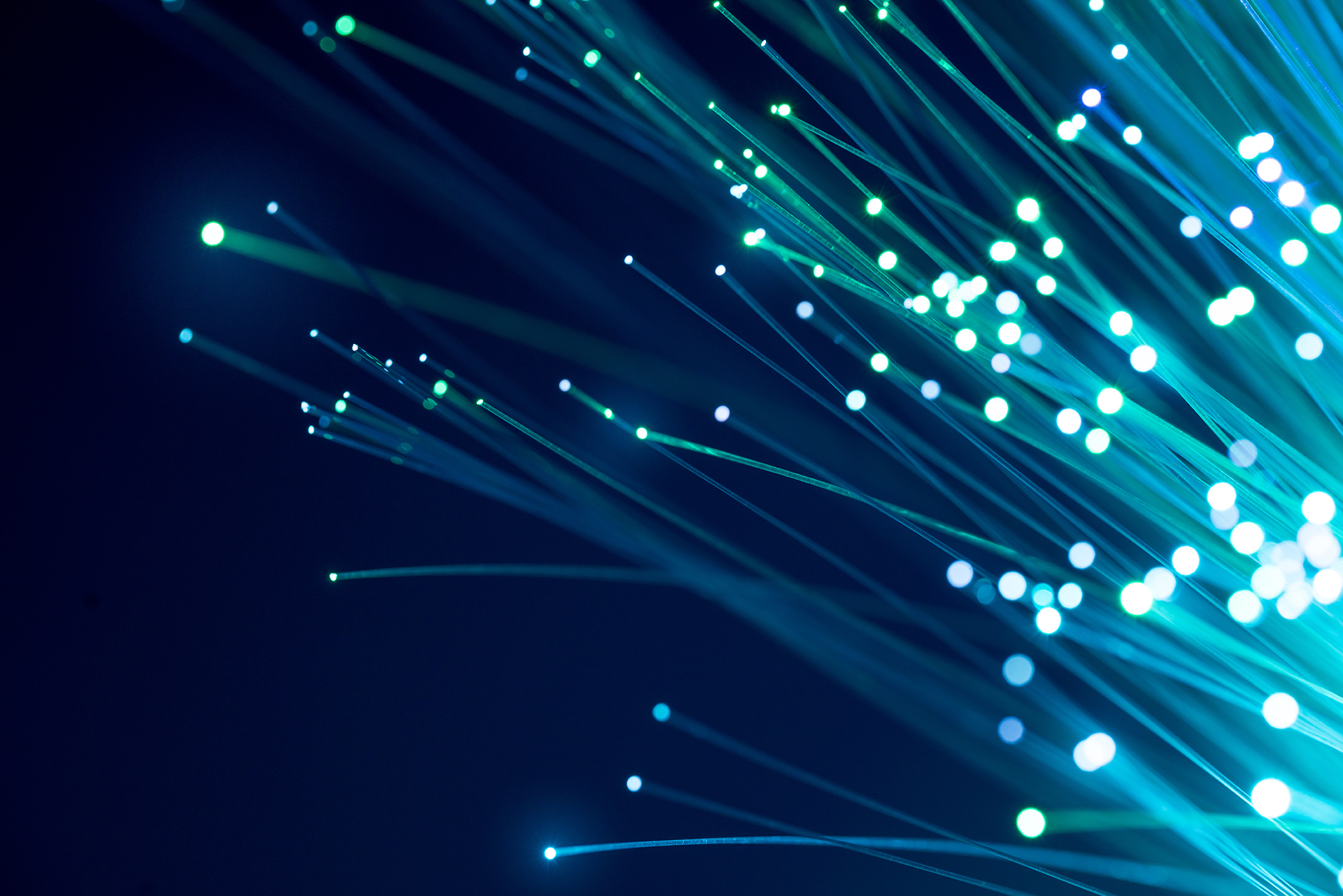 Dlaczego internet światłowodowy jest lepszy od zwykłego kablowego? - ASTA-NET