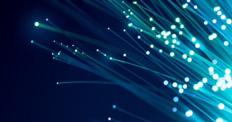 Dlaczego internet światłowodowy jest lepszy od zwykłego kablowego? - ASTA-NET